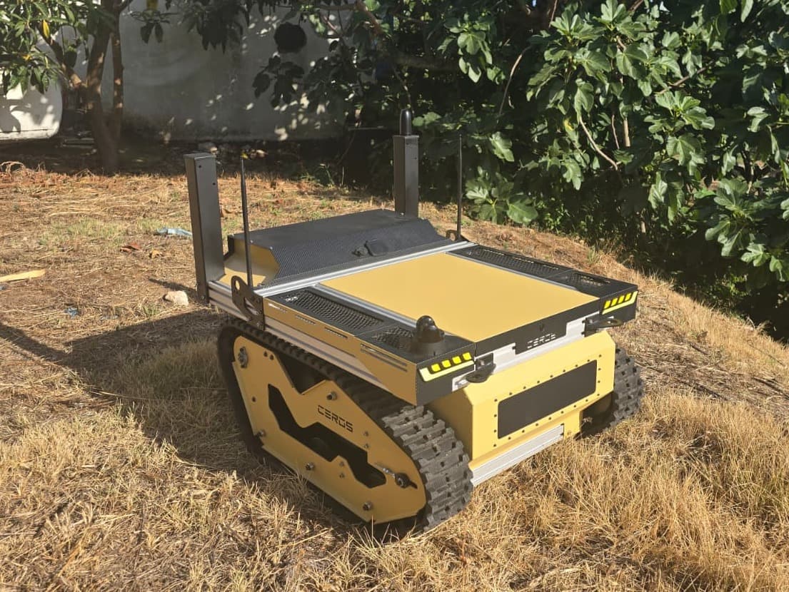 UGV modular de lagartas CEROS a operar em terreno de erva seca
