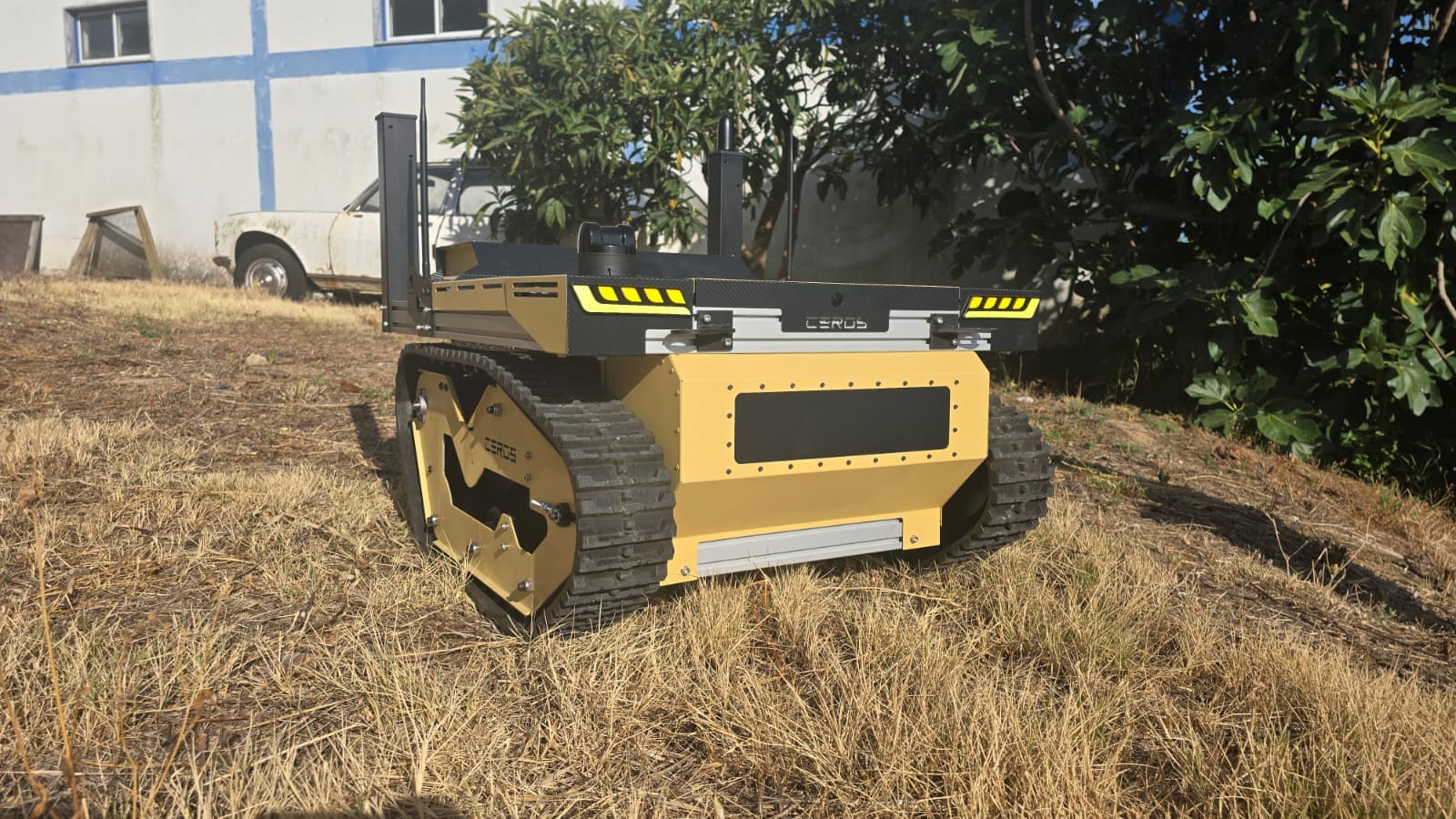 Vista frontal do UGV de lagartas CEROS durante testes no exterior