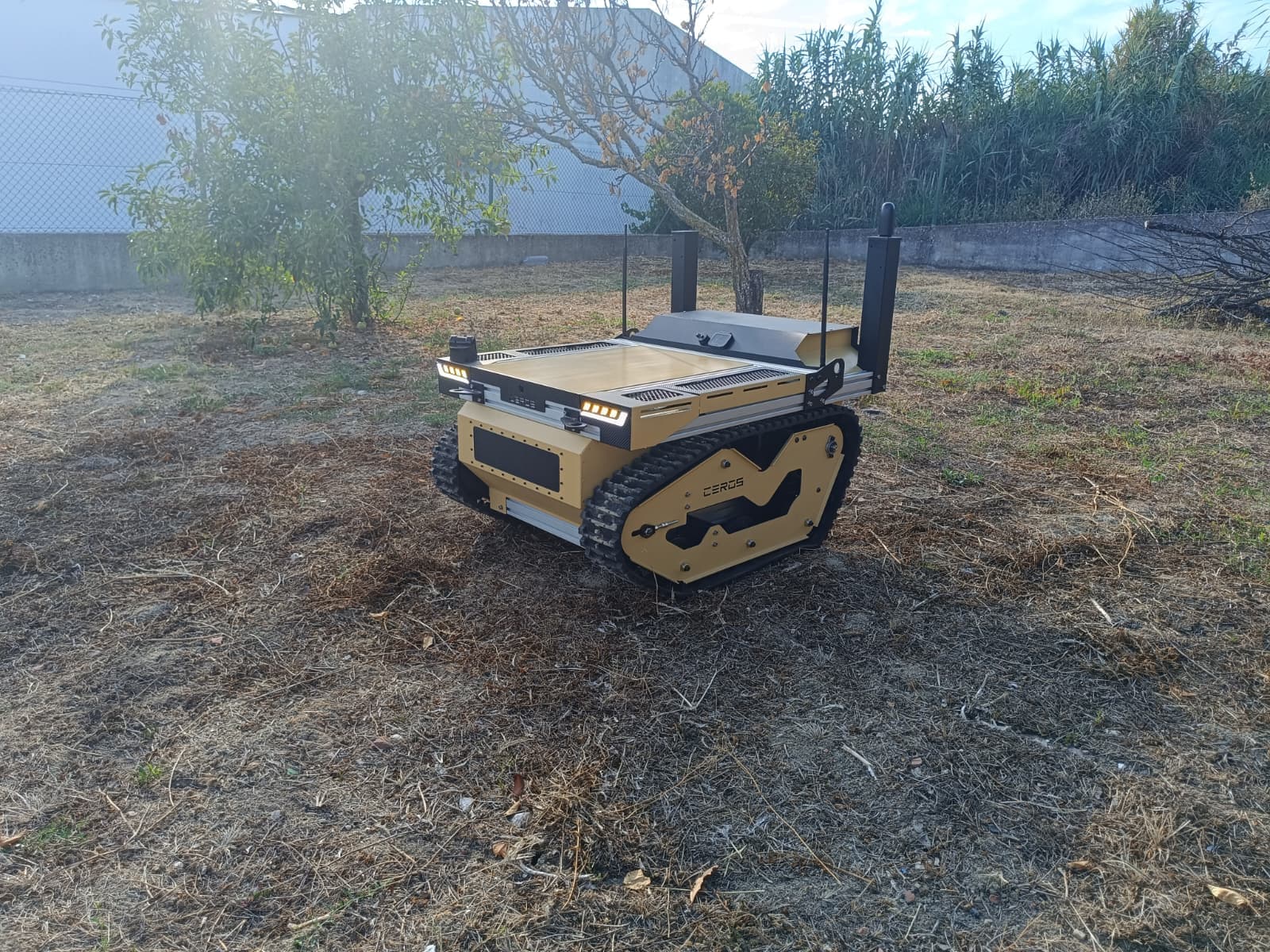 UGV compacto de lagartas CEROS num campo aberto