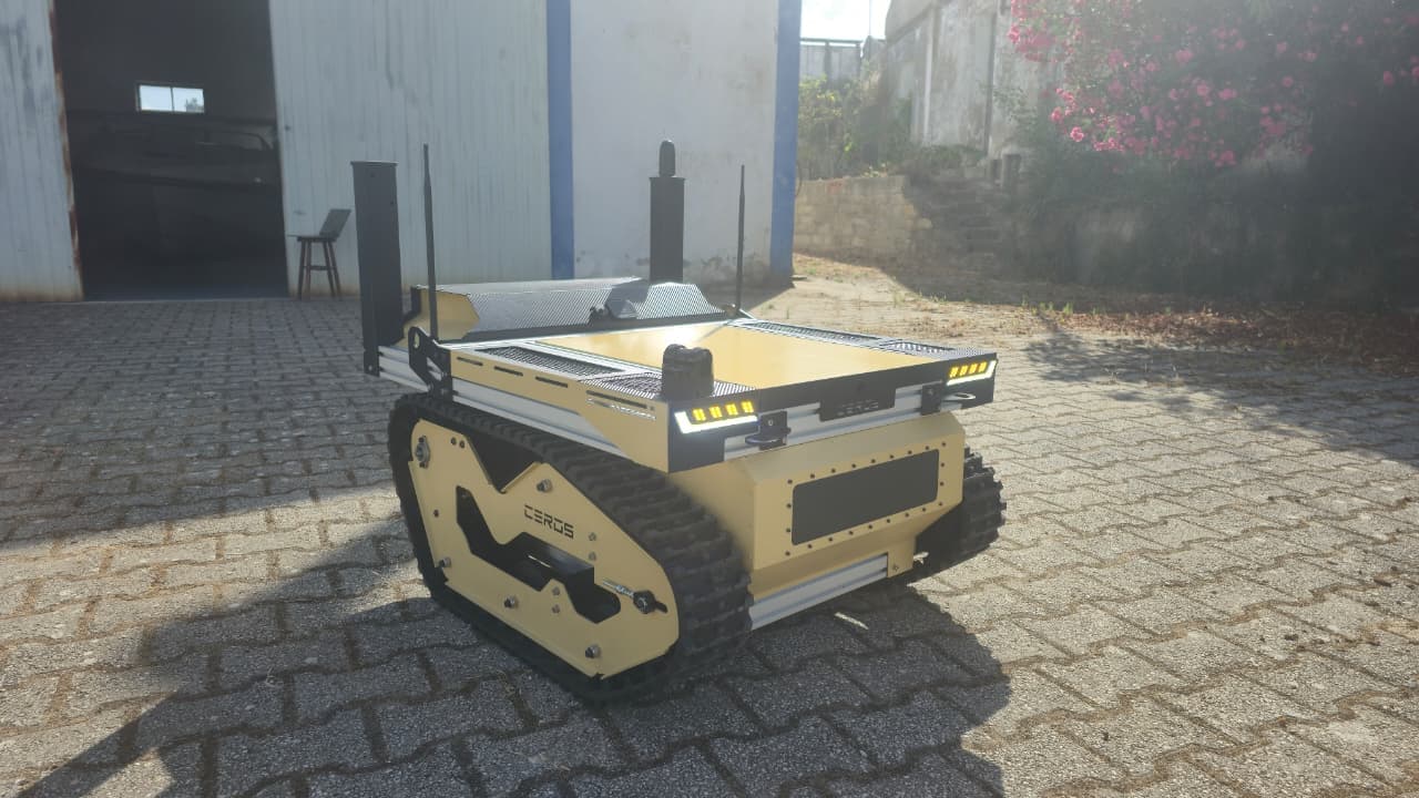 UGV de lagartas CEROS em testes num pátio industrial pavimentado